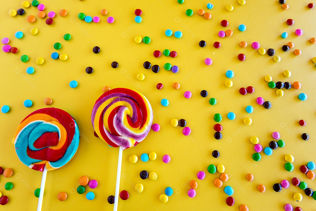 dia das crianças, pirulitos e chocolates coloridos nas costas amarelas