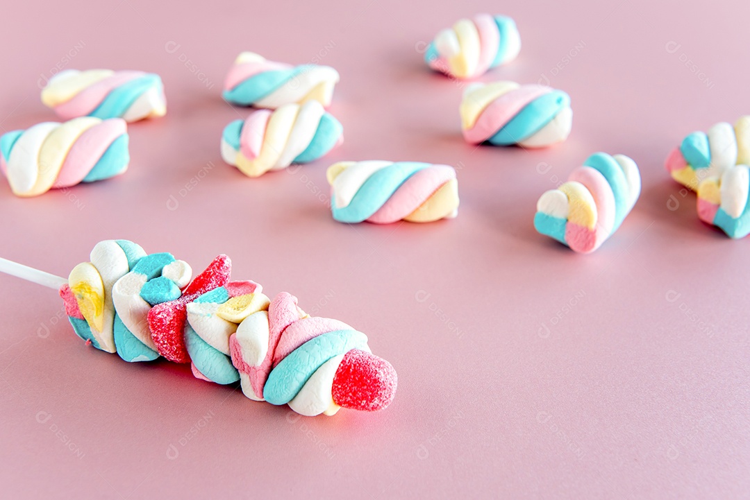 dia das crianças, espeto de marshmallow no fundo rosa