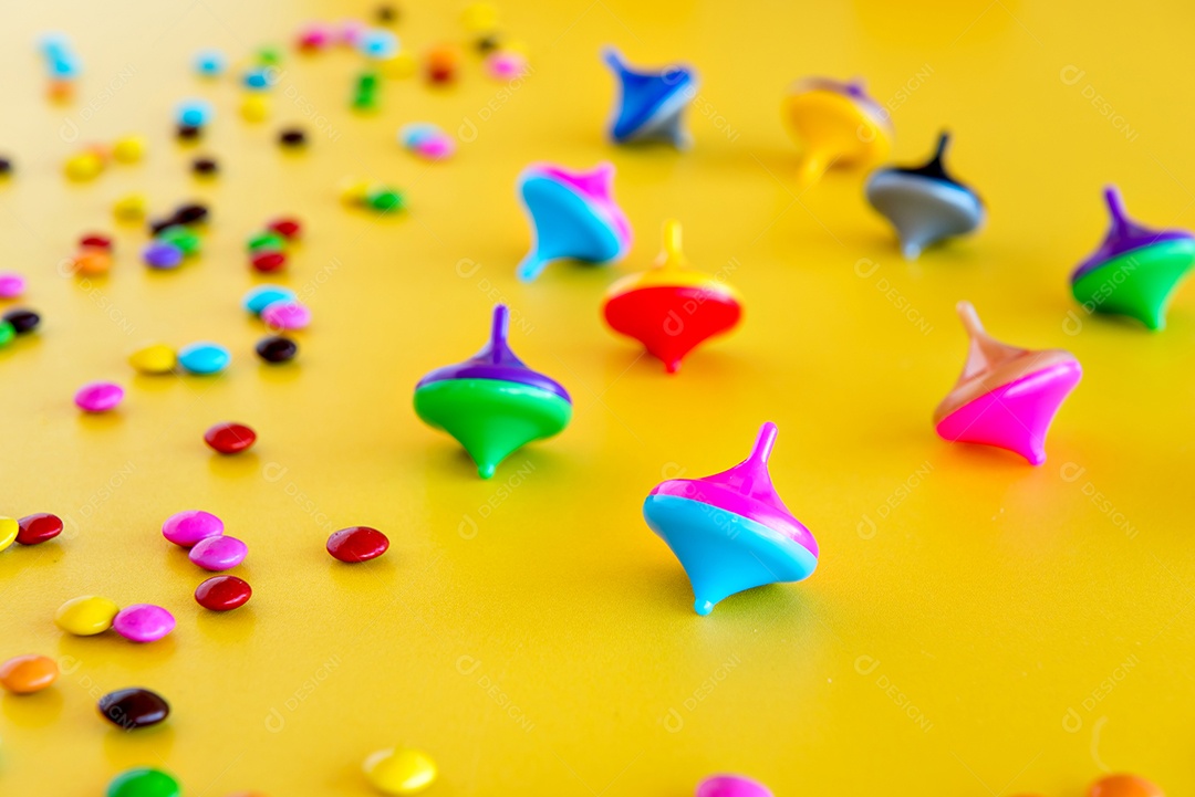 dia das crianças, mini pião e bombons coloridos