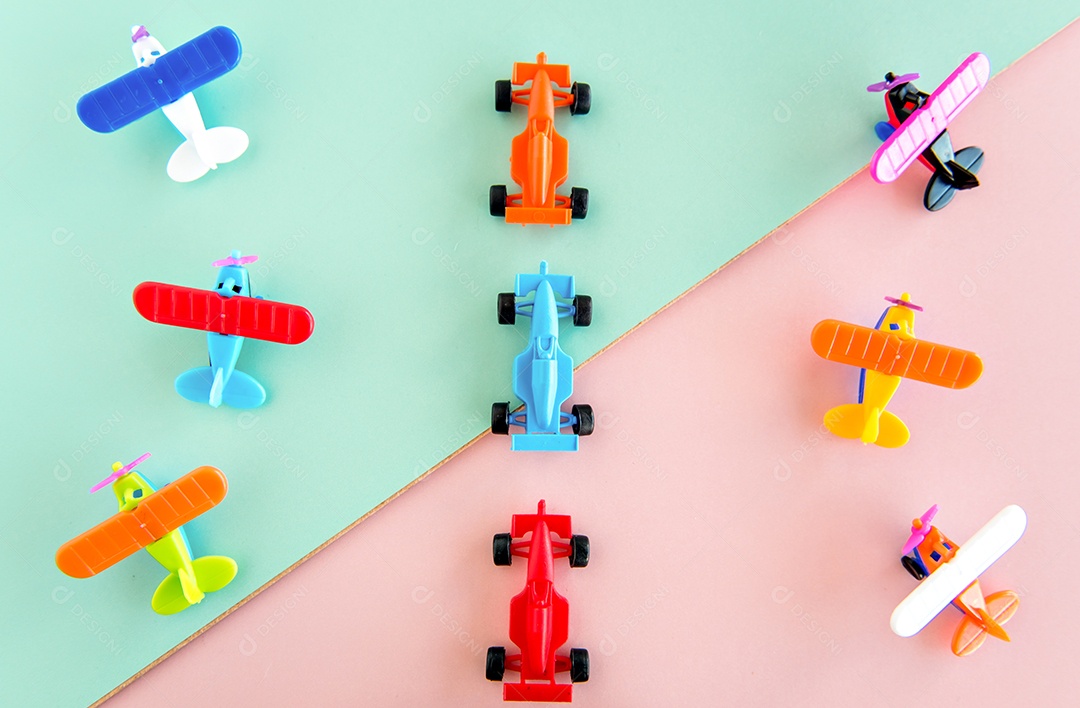 dia das crianças, brinquedos de plástico em fundo rosa e verde.