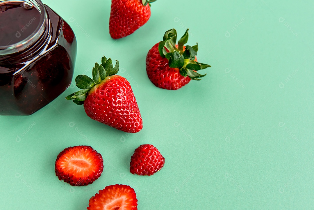 Deliciosa geléia de morango em um fundo rosa com morangos