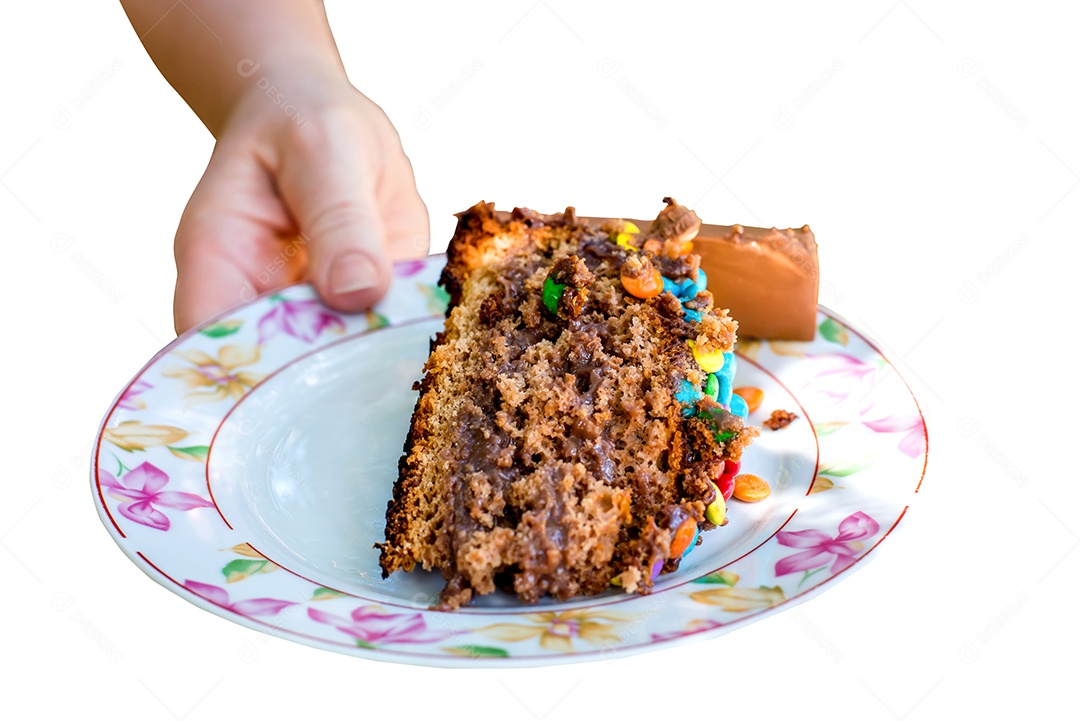 Mulher entregando pedaço de bolo de chocolate.