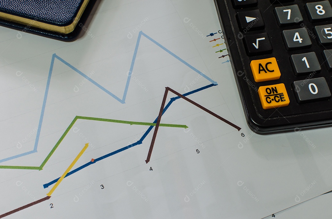 Relatório financeiro com caneta e calculadora no escritório.