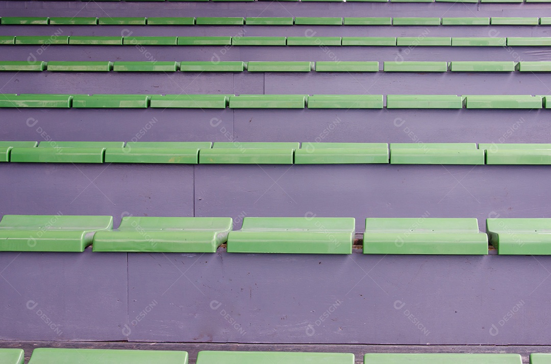 Arquibancadas no estádio, filas intermináveis ​​de assentos de plástico verde.
