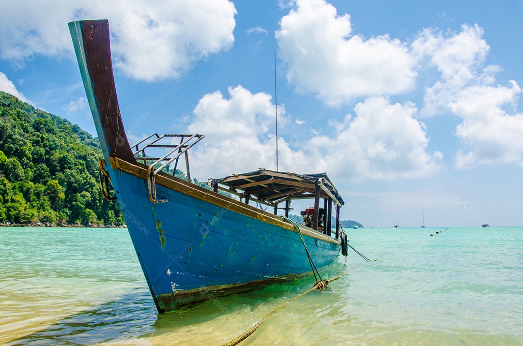 Barco de cauda longa turística no mar na ilha de Surin, Tailândia.