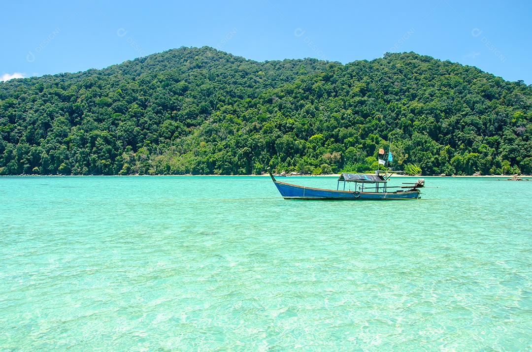 Barco de cauda longa turística no mar na ilha de Surin, Tailândia.