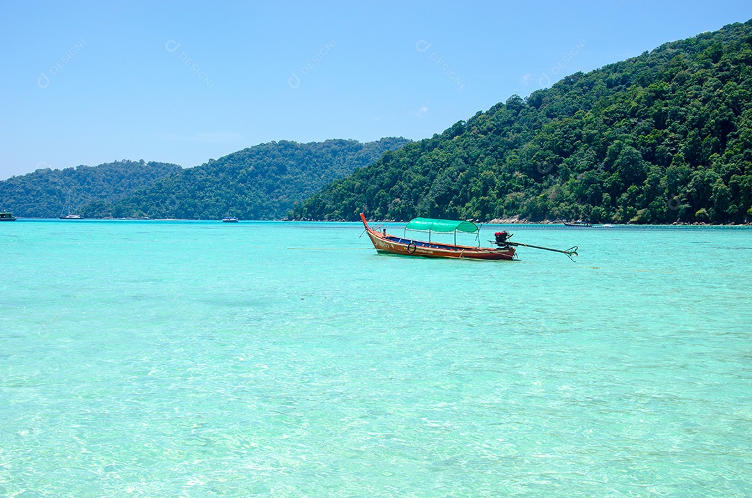 Barco de cauda longa turística no mar na ilha de Surin, Tailândia.