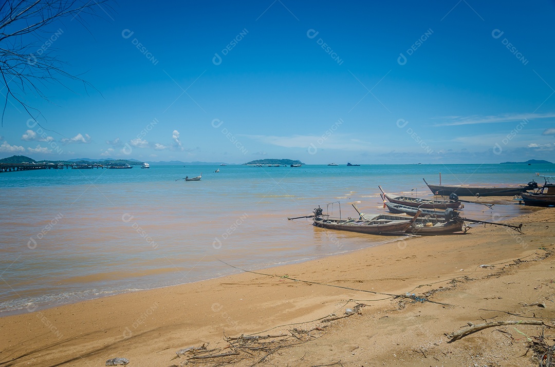 Praia tropical e céu azul em Phuket, Tailândia.