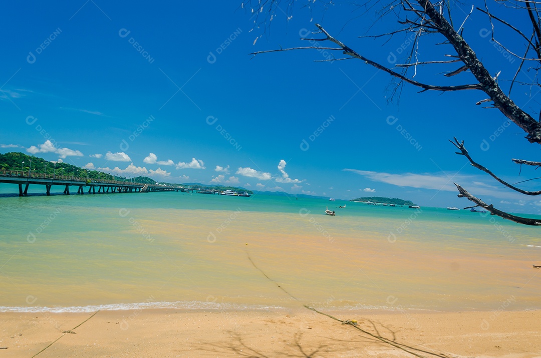 Praia tropical e céu azul em Phuket, Tailândia.