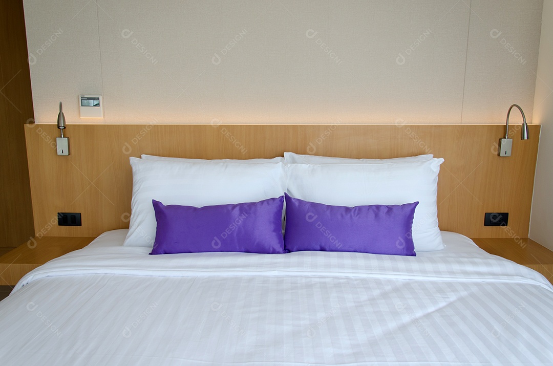 Almofada roxa na cama.