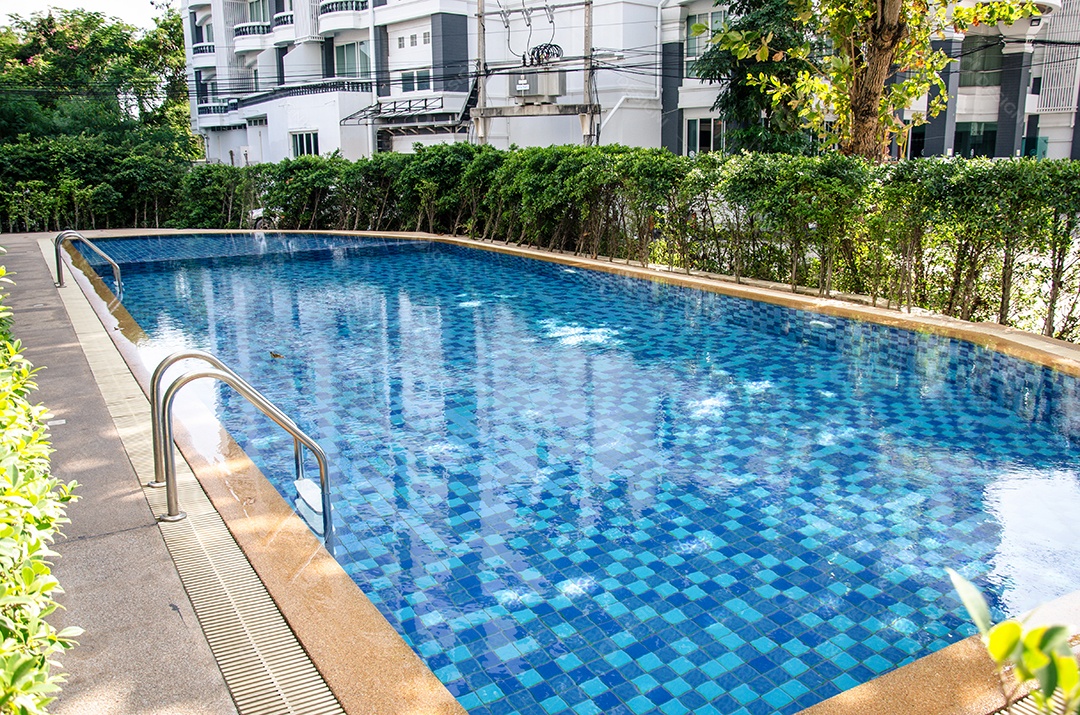 Piscina linda em resort tropical.