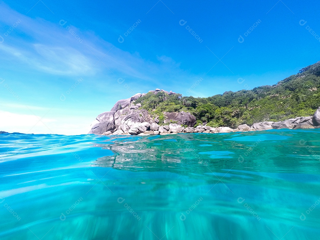 Belo mar azul de ondas claras similan.