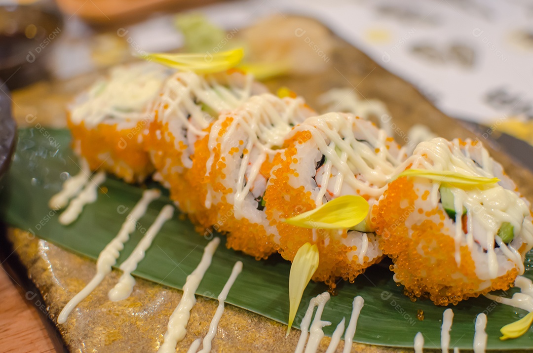 Sushi rola comida japonesa.