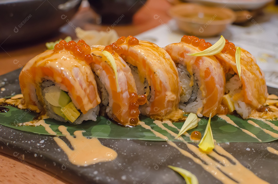 Sushi rola comida japonesa.