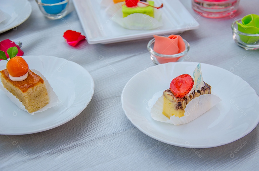 Bolo colorido em um prato.