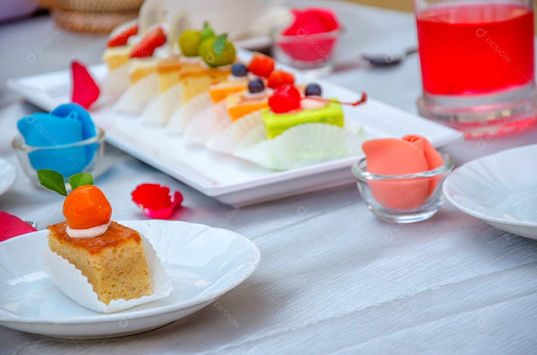 Bolo colorido em um prato.