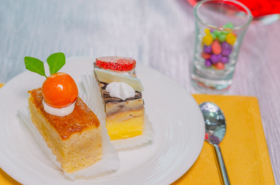 Bolo cortado em pedaços sobre a mesa.