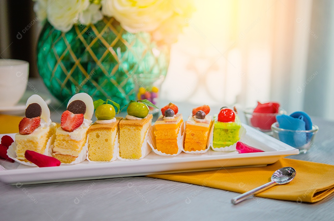 Bolo cortado em pedaços sobre a mesa.