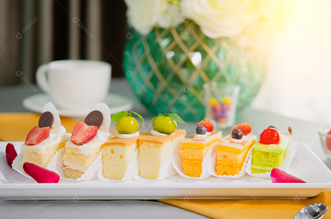 Bolo cortado em pedaços sobre a mesa.