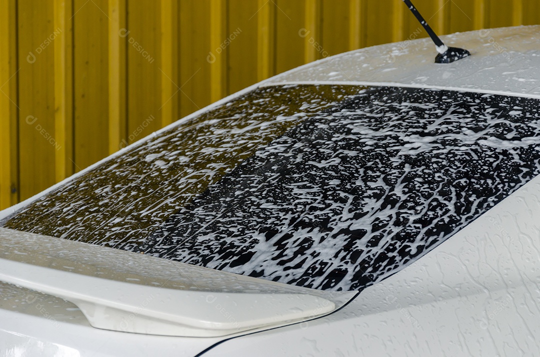 Carro com espuma de lavagem.
