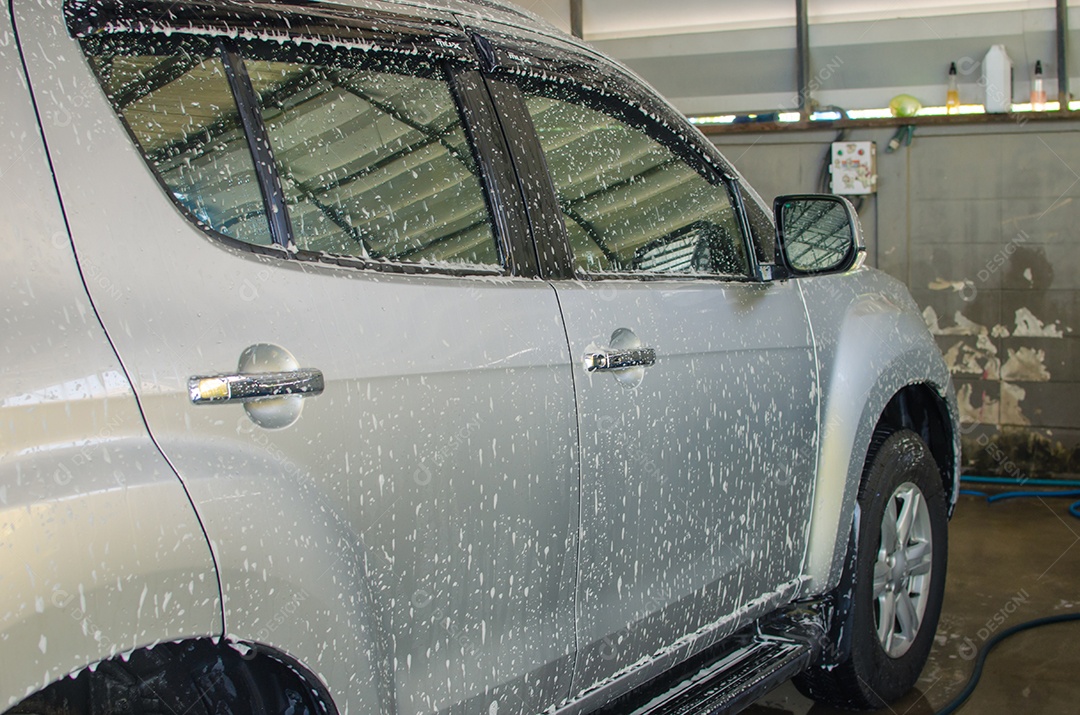 Carro com espuma de lavagem.