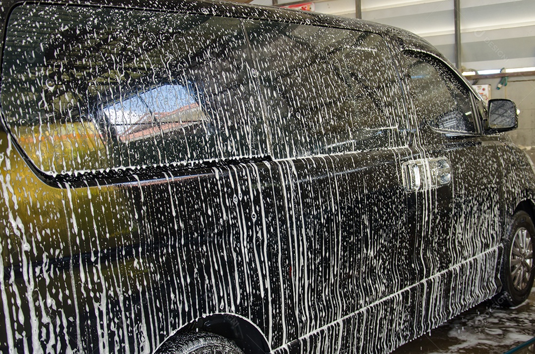 Lavagem de carro com espuma na lavagem de carro.