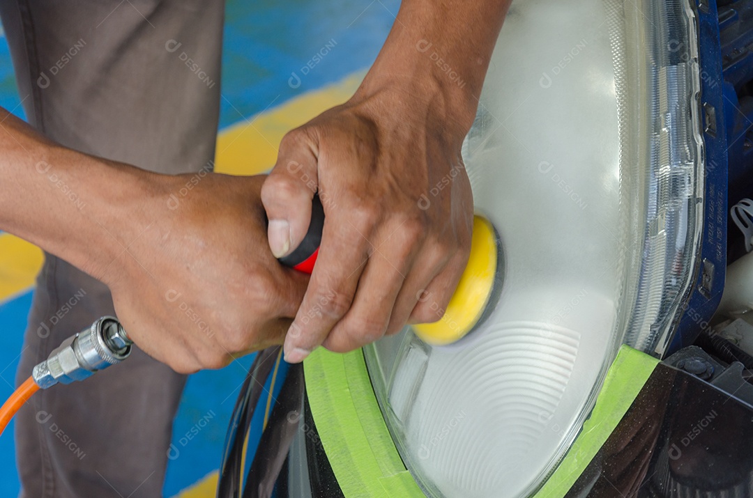 Lâmpada do carro ou polimento do farol dianteiro.