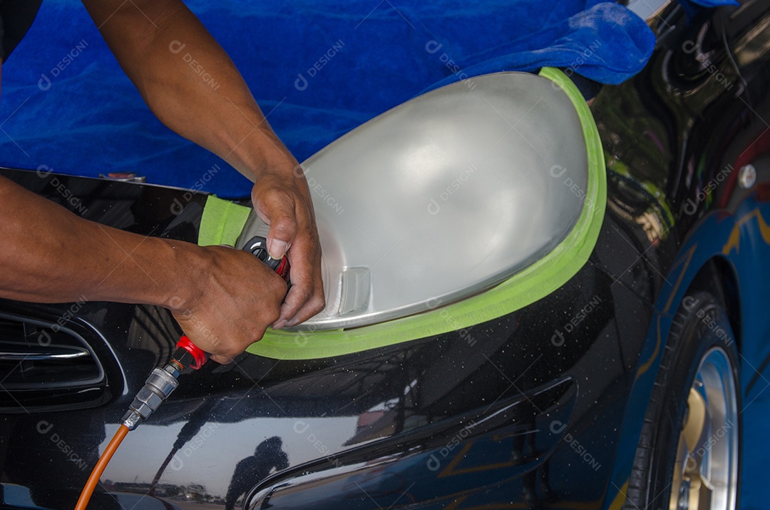 Lâmpada do carro ou polimento do farol dianteiro.