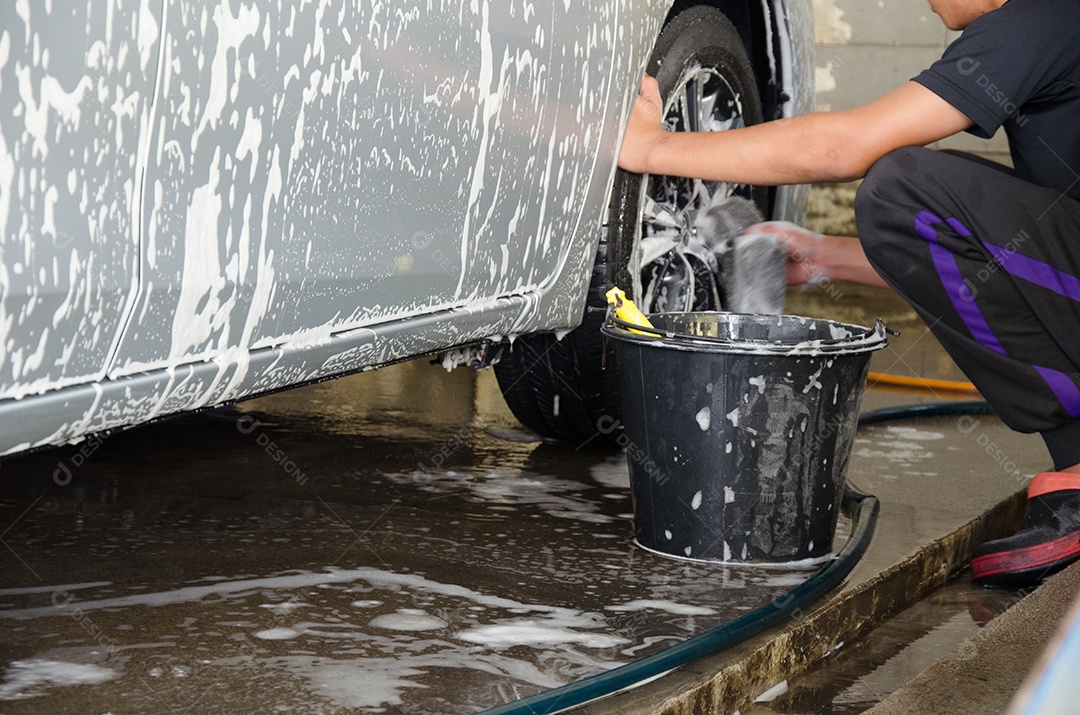 Carro de roda de lavagem de mão masculina.