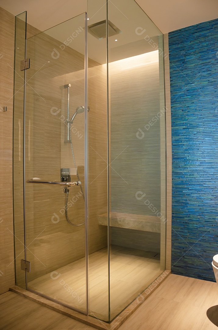 Chuveiro interior moderno do banheiro.