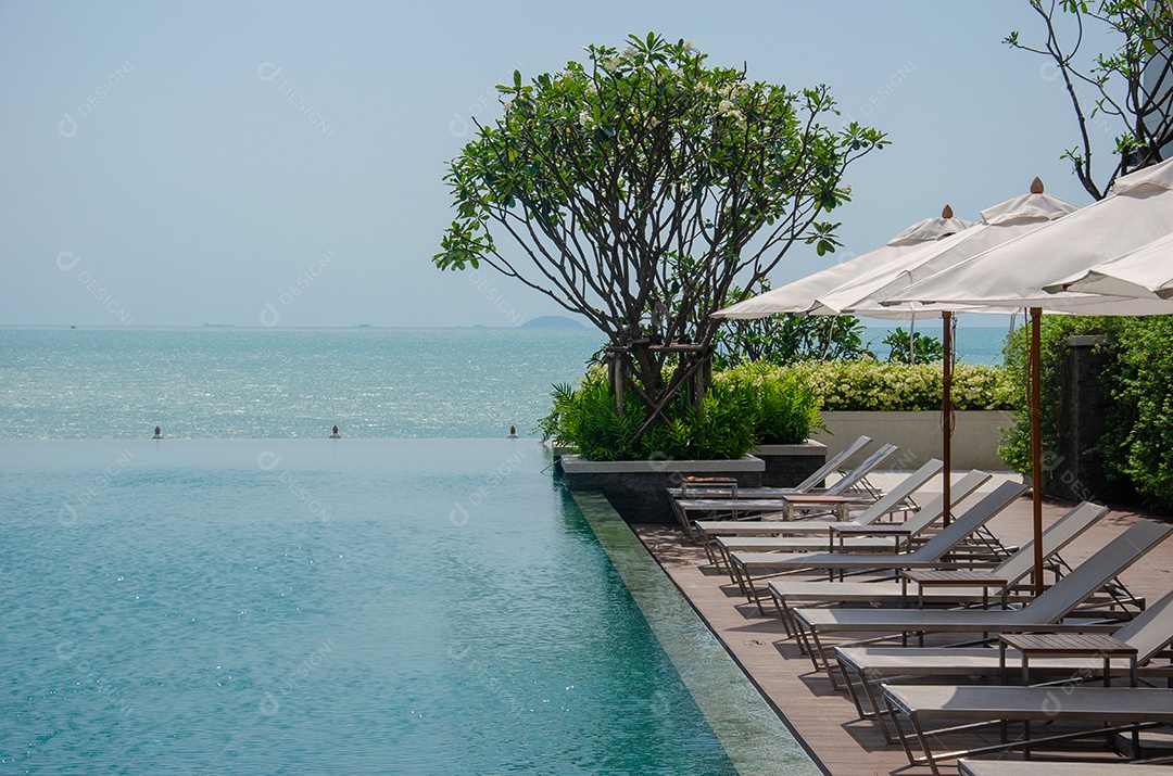Piscina linda em resort tropical.