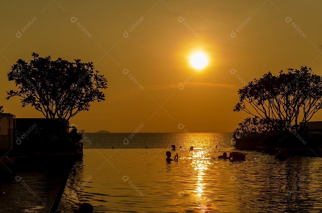 Belas silhuetas de praia tropical.