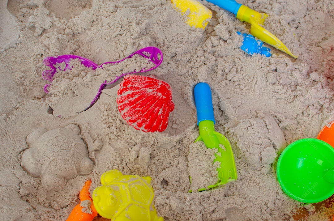 Brinquedos infantis na praia de areia.