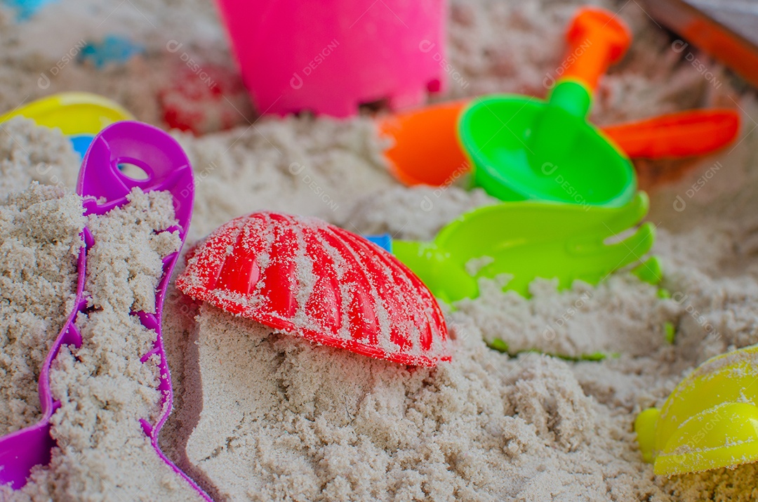 Brinquedos infantis na praia de areia.