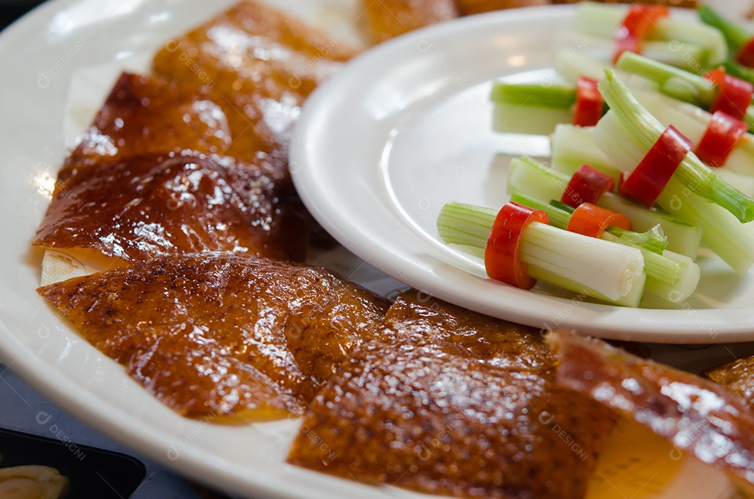 Pato à Pequim envolto com farinha e legumes coberto com molho chinês doce.