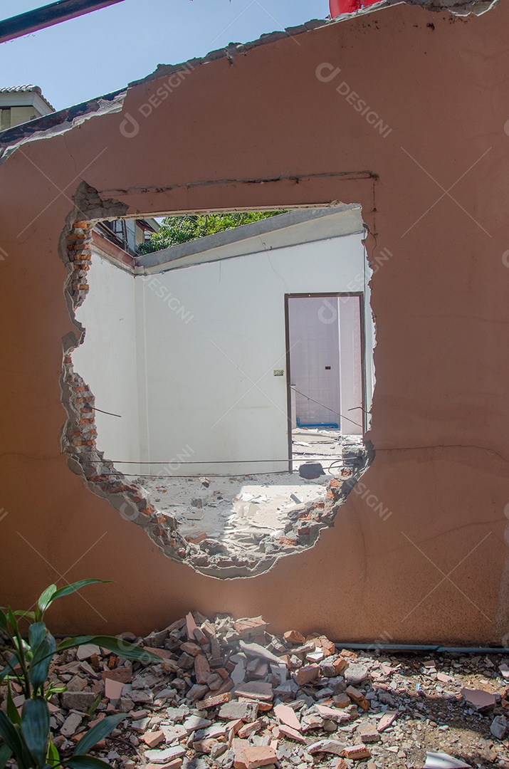 Demolição da construção da casa.