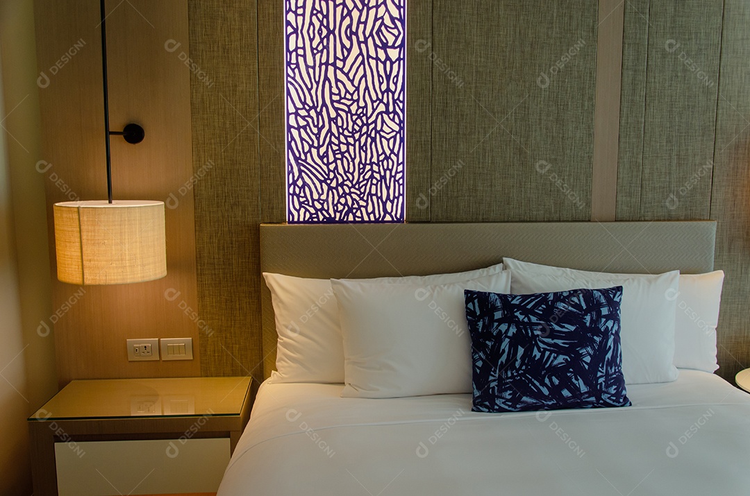 Cama e travesseiros no quarto moderno.