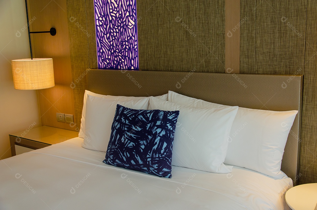 Cama e travesseiros no quarto moderno.