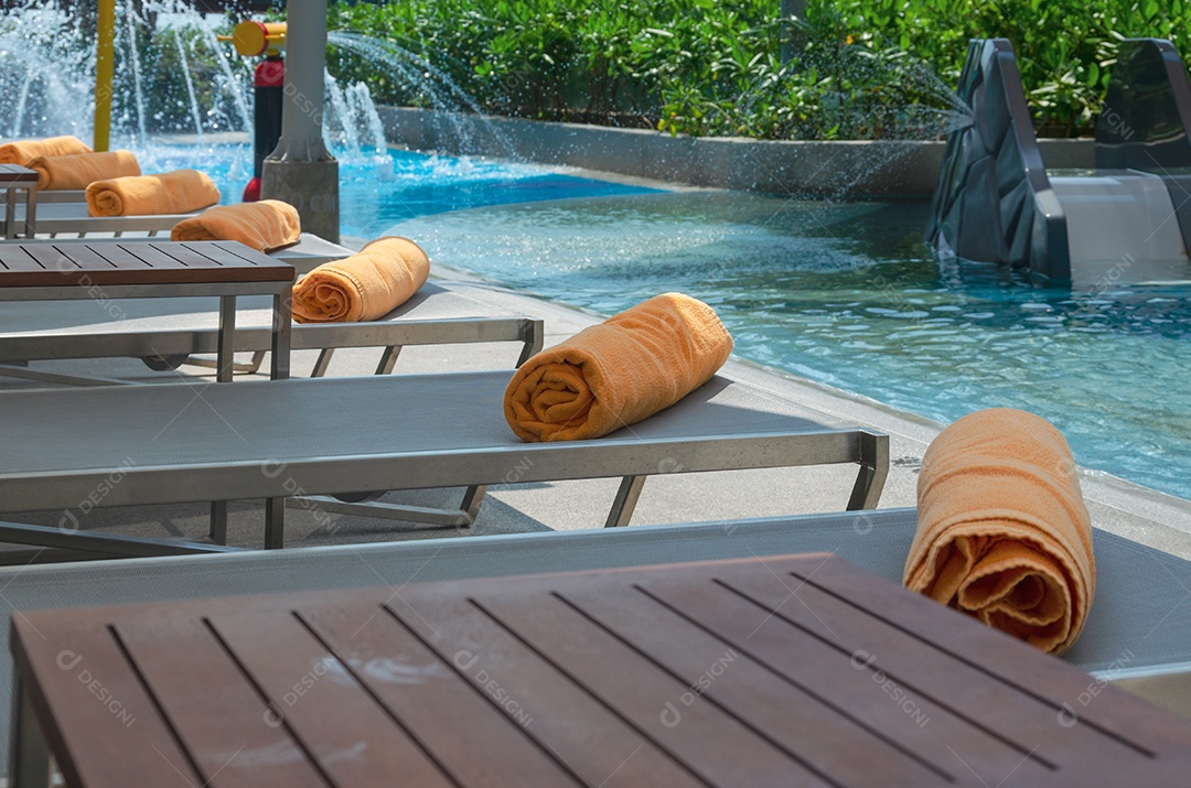 Piscina linda em resort tropical.