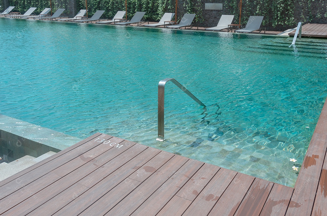 Piscina linda em resort tropical.