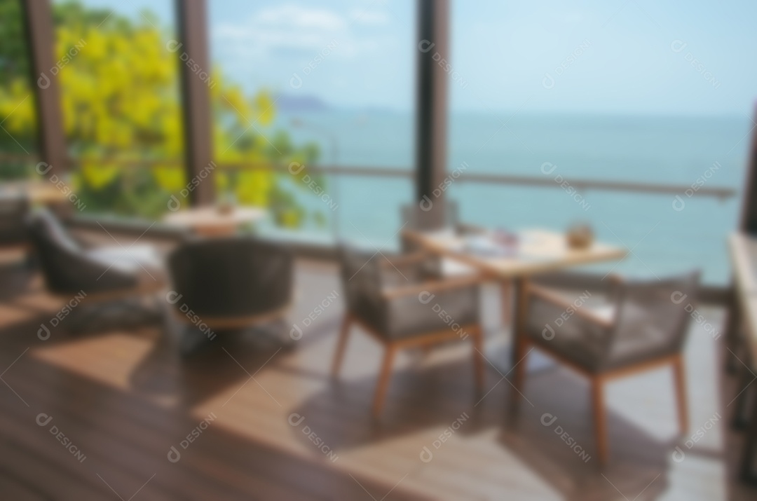 Borrão cadeiras do restaurante à beira-mar.