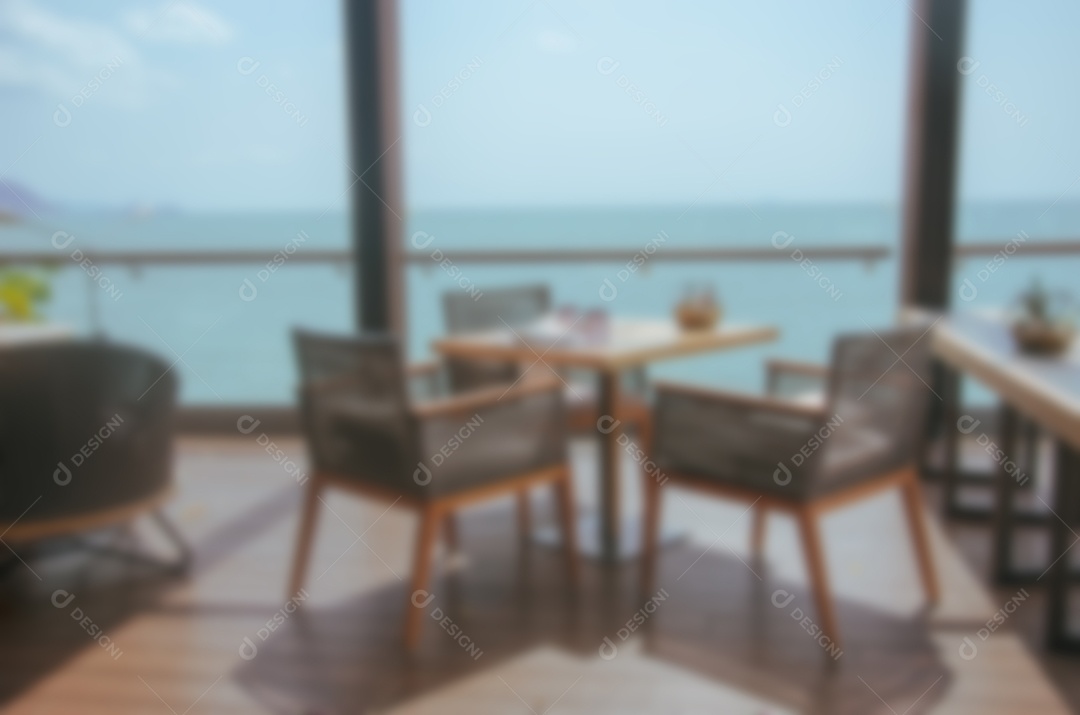 Borrão cadeiras do restaurante à beira-mar.