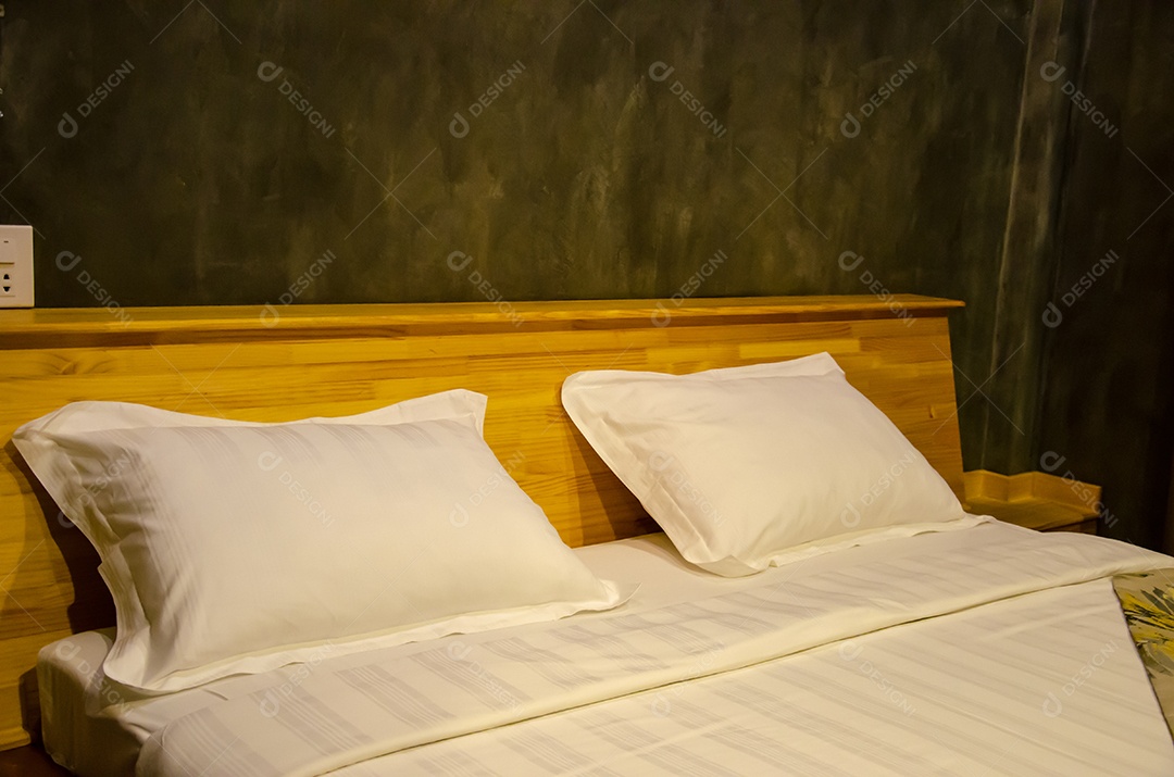 Cama e travesseiros no quarto moderno.