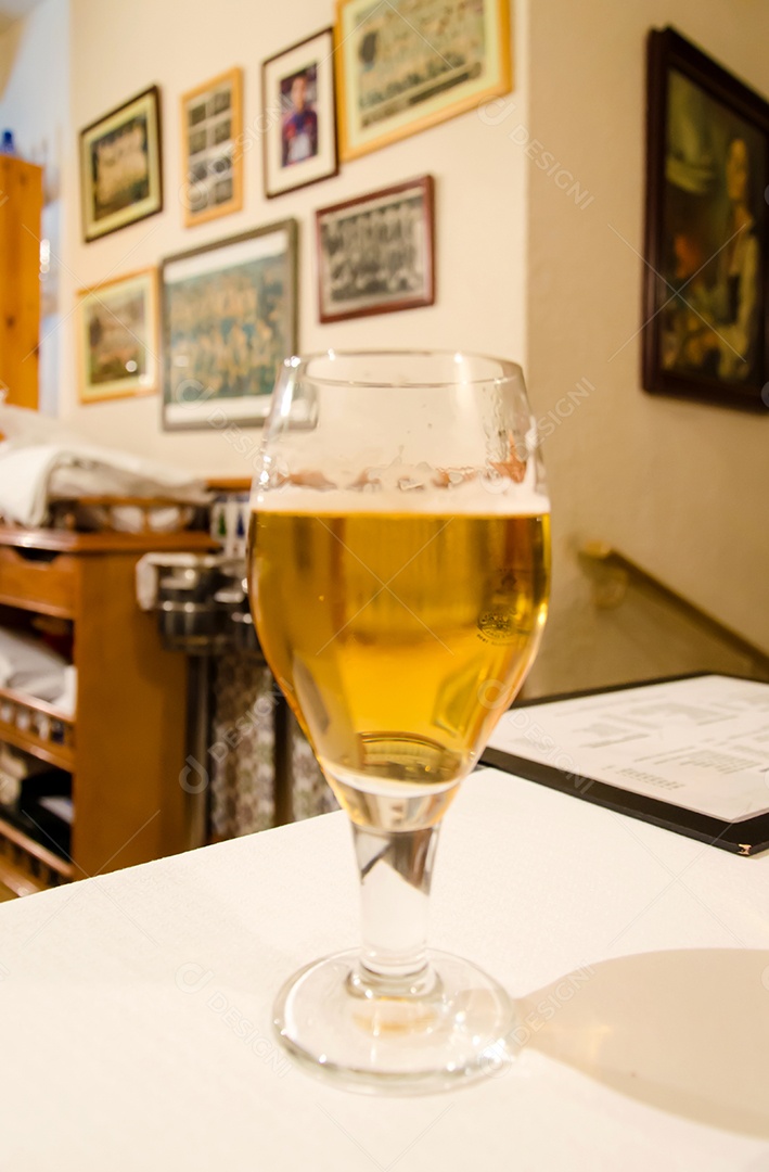 Cerveja na mesa de jantar.