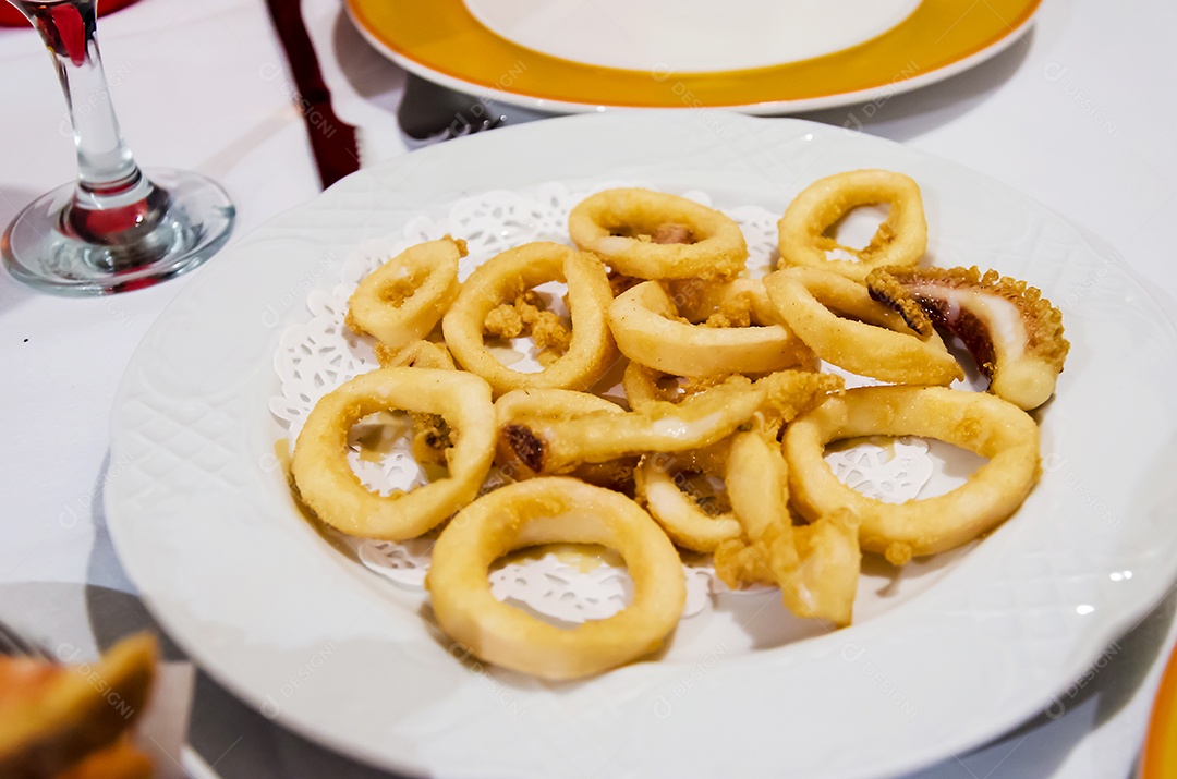 Lula frita de comida colocada sobre a mesa.