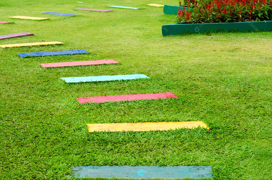 Durante o dia as passarelas do jardim.