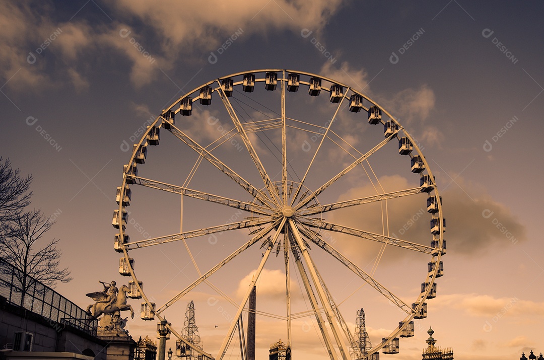 A roda gigante o fundo do céu.