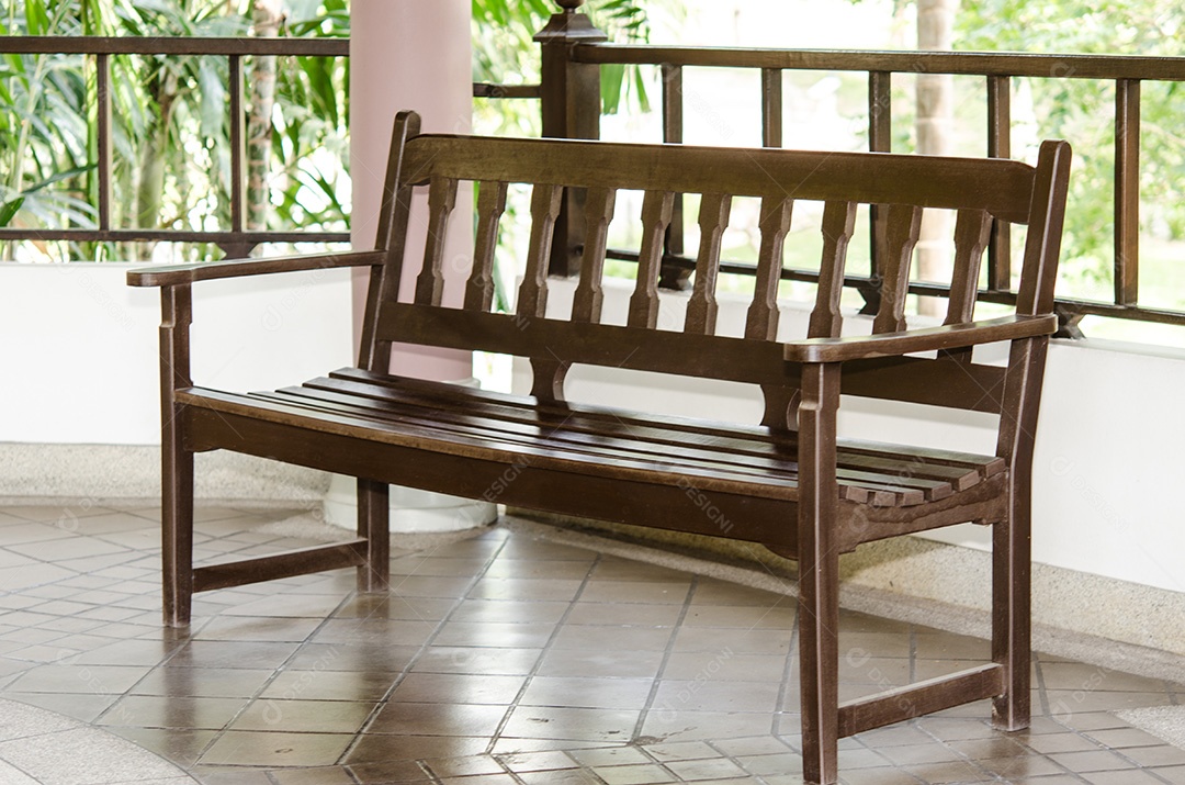 Cadeiras, bancos de madeira.