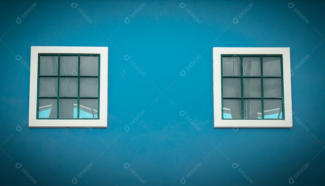 Janelas feitas de madeira como estilo moderno. Vintage.