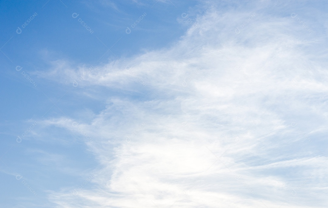 Nuvens bonitas e um dia de céu azul.